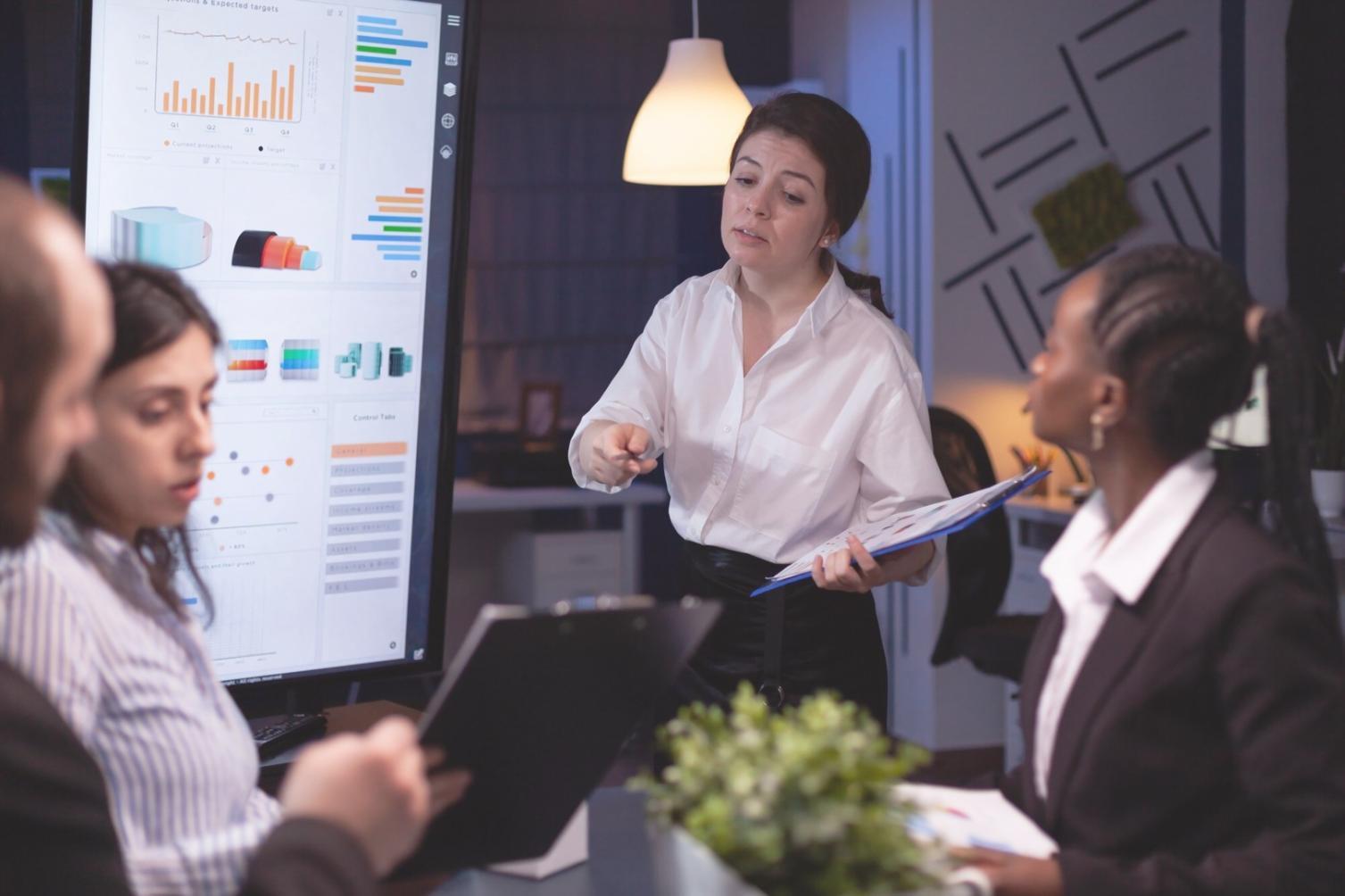 Momento di apprendimento pratico durante un percorso di crescita personale