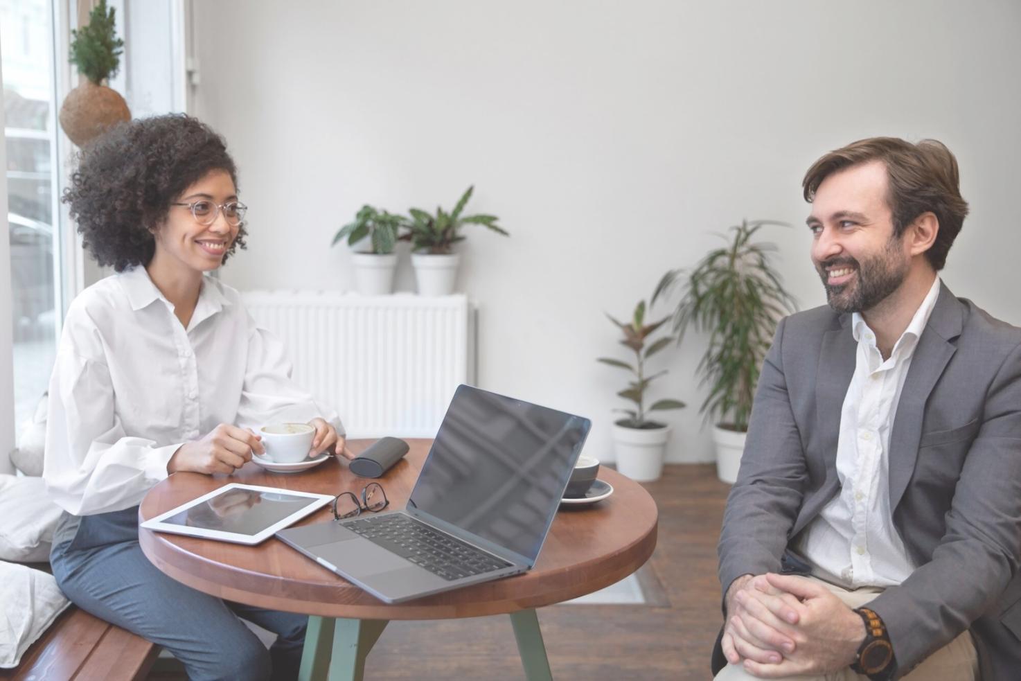 Persona che riflette su se stessa durante un momento di crescita personale
